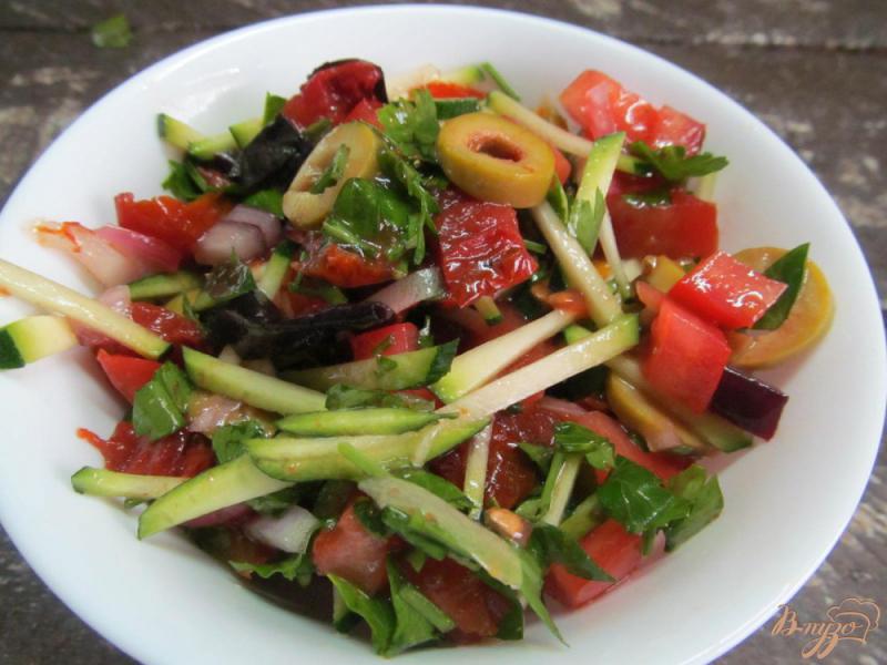 Фото приготовление рецепта: Салат из вяленых и свежих томатов шаг №6