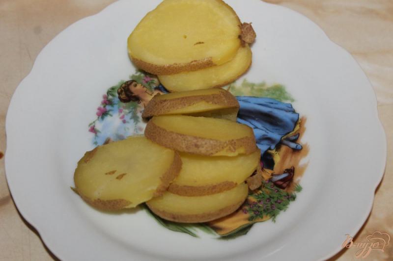 Фото приготовление рецепта: Картофельная закуска со свеклой и рыбой шаг №1