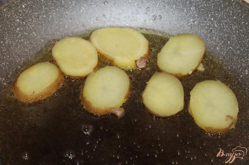Фото приготовление рецепта: Картофельная закуска со свеклой и рыбой шаг №2
