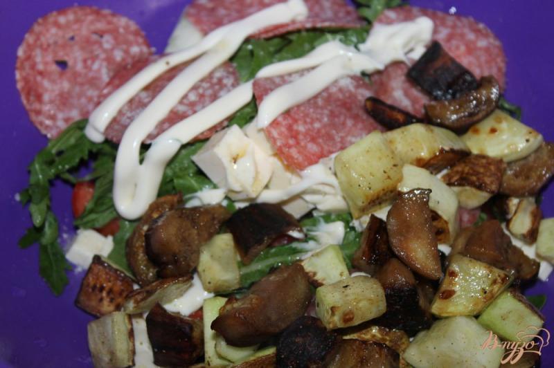 Фото приготовление рецепта: Салат с колбасой и жареными баклажанами шаг №5