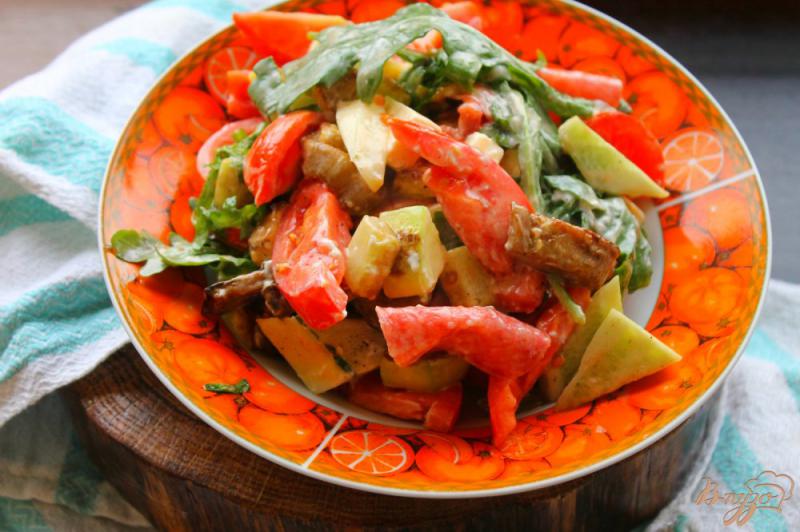 Фото приготовление рецепта: Салат с колбасой и жареными баклажанами шаг №6