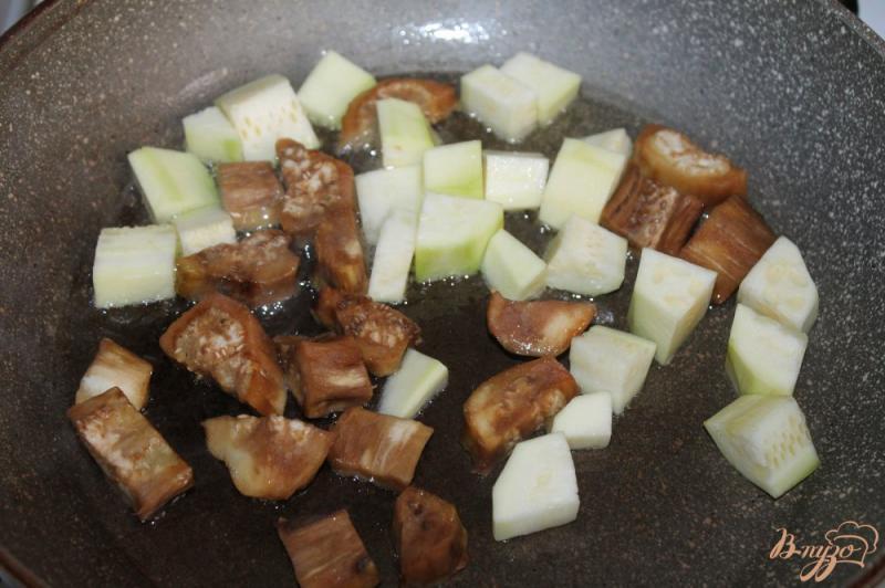 Фото приготовление рецепта: Салат с колбасой и жареными баклажанами шаг №4