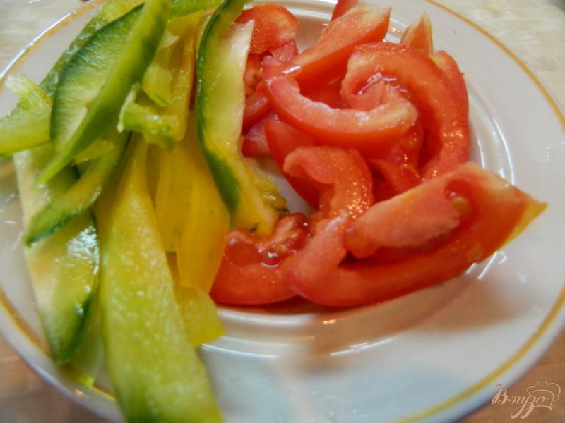 Фото приготовление рецепта: Салат из листьев салата с болгарским перцем и сыром фета шаг №2
