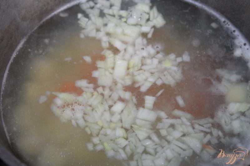 Фото приготовление рецепта: Картофельный суп с белой рыбой шаг №3