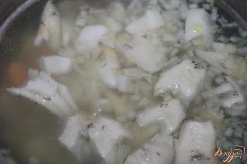 Фото приготовление рецепта: Картофельный суп с белой рыбой шаг №5