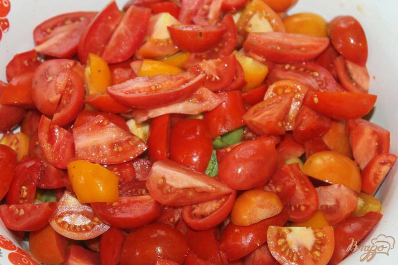 Фото приготовление рецепта: Помидорный салат с дайконом и солеными огурцами шаг №1