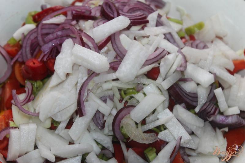 Фото приготовление рецепта: Помидорный салат с дайконом и солеными огурцами шаг №4
