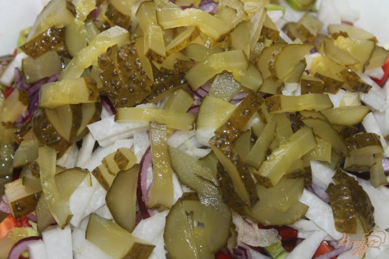 Фото приготовление рецепта: Помидорный салат с дайконом и солеными огурцами шаг №5
