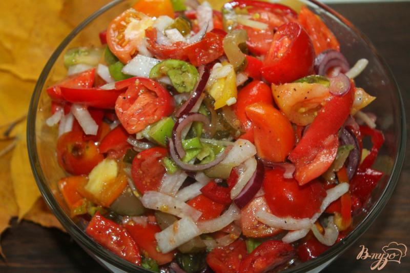 Фото приготовление рецепта: Помидорный салат с дайконом и солеными огурцами шаг №6