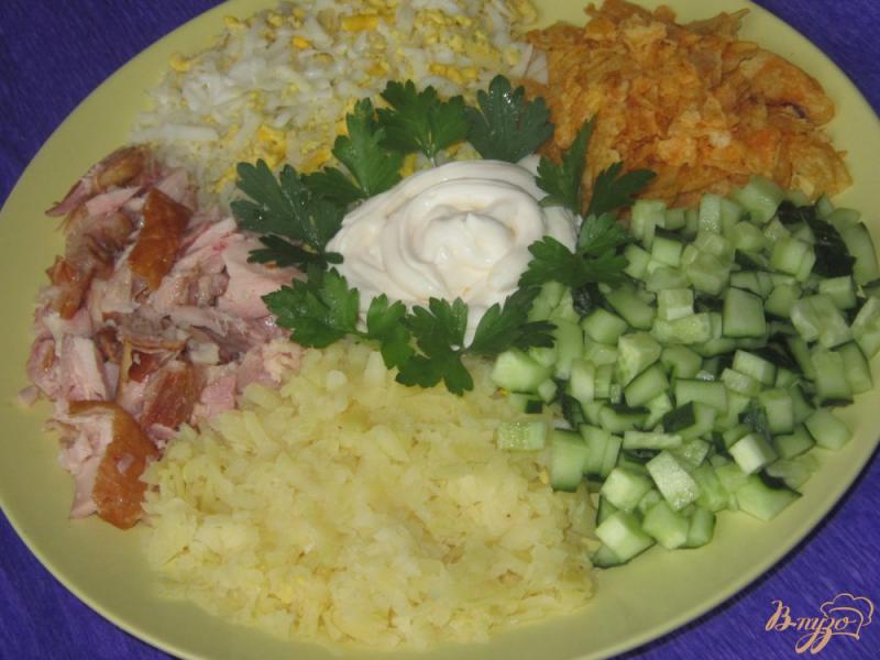 Фото приготовление рецепта: Салат «Козел в огороде» с копченой куриной грудкой шаг №4