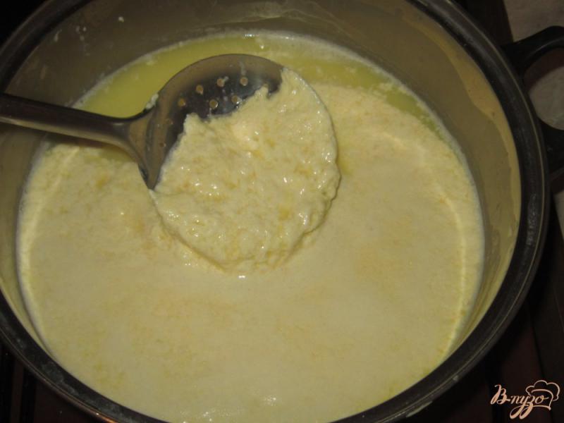 Фото приготовление рецепта: Сыр из скисшего молока шаг №3