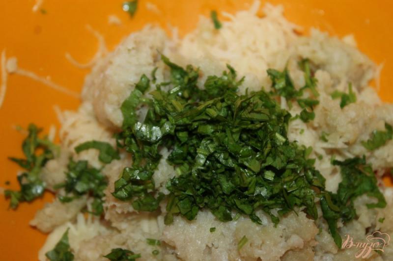 Фото приготовление рецепта: Картофельные драники с цветной капустой и зеленью шаг №3
