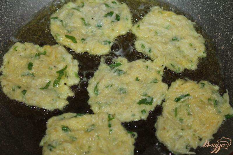 Фото приготовление рецепта: Картофельные драники с цветной капустой и зеленью шаг №5