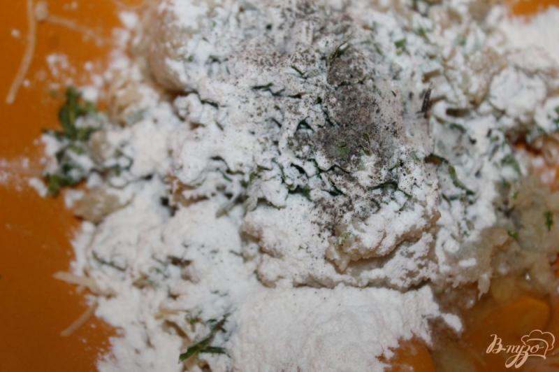 Фото приготовление рецепта: Картофельные драники с цветной капустой и зеленью шаг №4