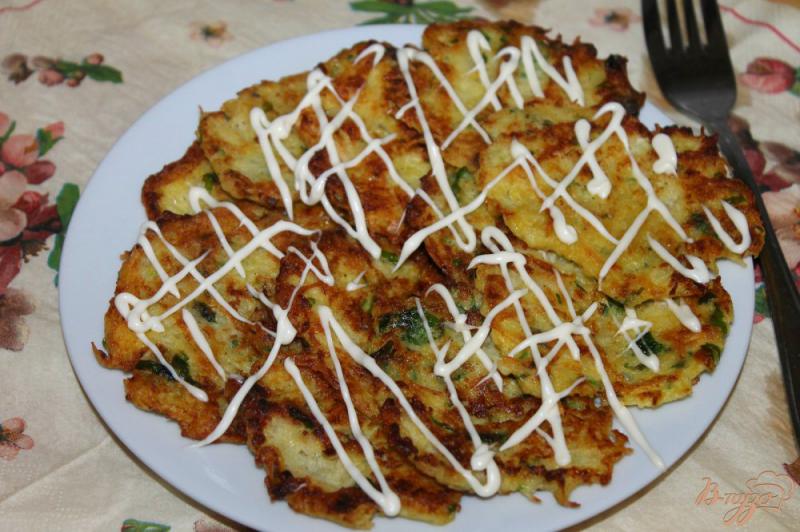 Фото приготовление рецепта: Картофельные драники с цветной капустой и зеленью шаг №6