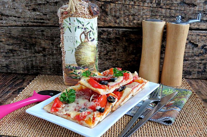 Фото приготовление рецепта: Пицца на дрожжевом тесте, на молоке с колбасой и моцарелой шаг №7