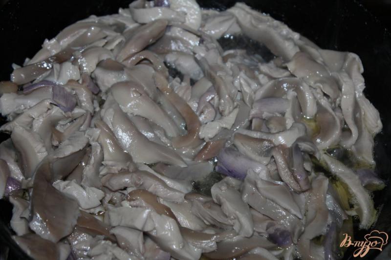 Фото приготовление рецепта: Жареные лесные грибы с мукой шаг №3