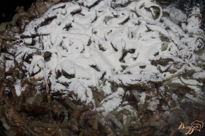 Фото приготовление рецепта: Жареные лесные грибы с мукой шаг №6