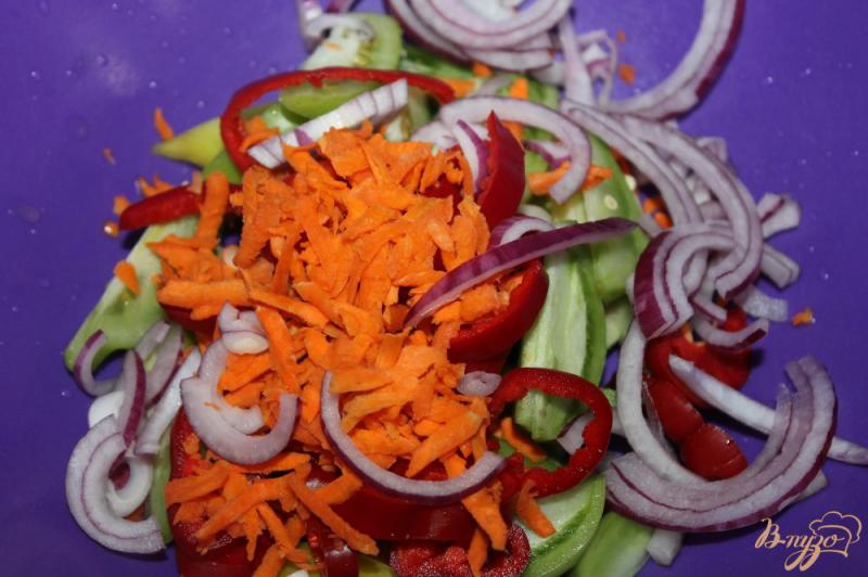 Фото приготовление рецепта: Салат с редькой и зелеными помидорами шаг №4