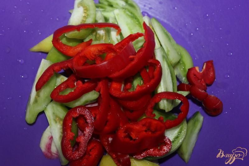 Фото приготовление рецепта: Салат с редькой и зелеными помидорами шаг №3