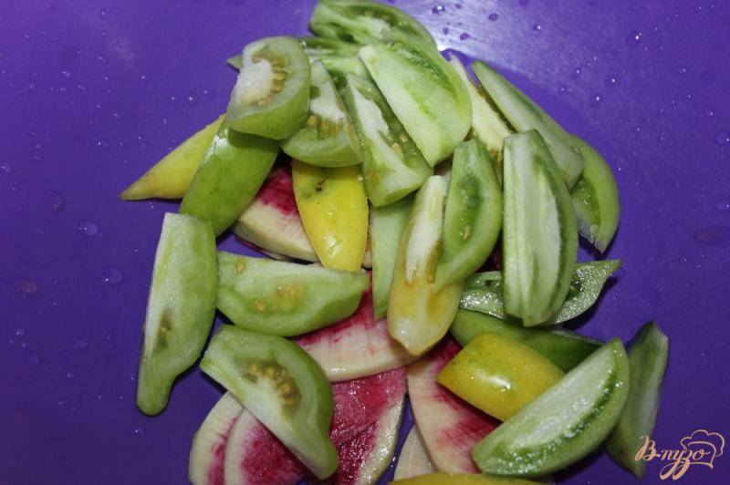 Фото приготовление рецепта: Салат с редькой и зелеными помидорами шаг №2