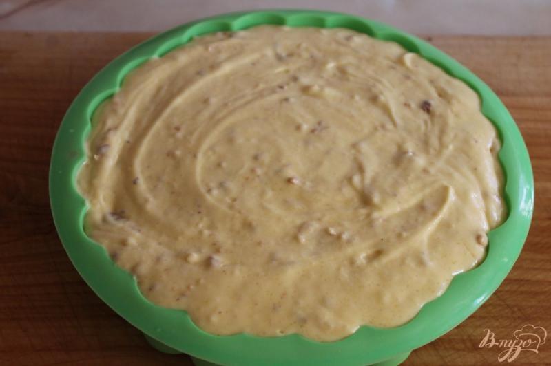 Фото приготовление рецепта: Пирог с грушей и грецкими орехами шаг №7