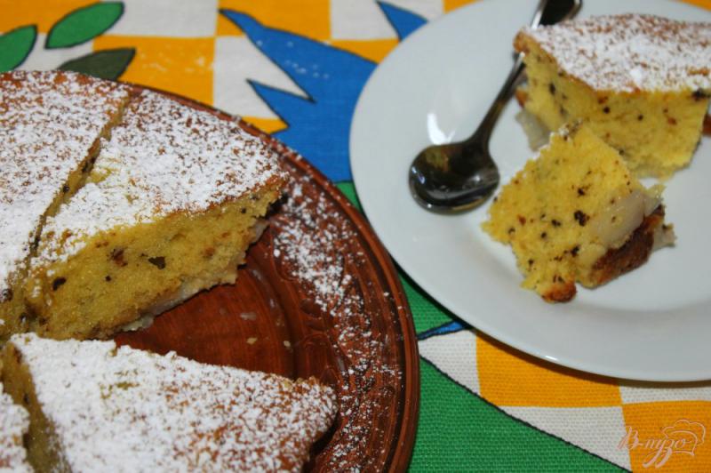 Фото приготовление рецепта: Пирог с грушей и грецкими орехами шаг №8