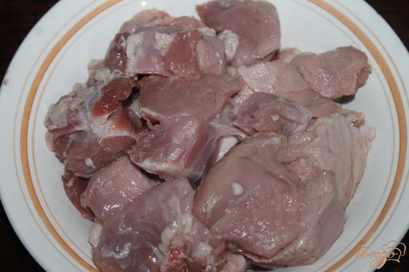 Фото приготовление рецепта: Свинина тушеная с перцем и кабачками в соусе шаг №1