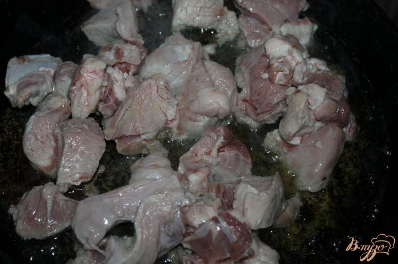 Фото приготовление рецепта: Свинина тушеная с перцем и кабачками в соусе шаг №2