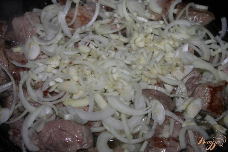 Фото приготовление рецепта: Свинина тушеная с перцем и кабачками в соусе шаг №3