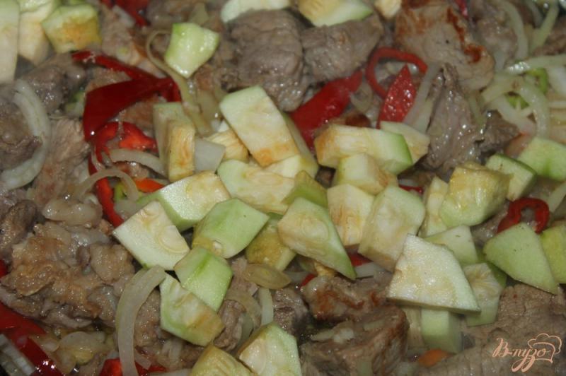 Фото приготовление рецепта: Свинина тушеная с перцем и кабачками в соусе шаг №5