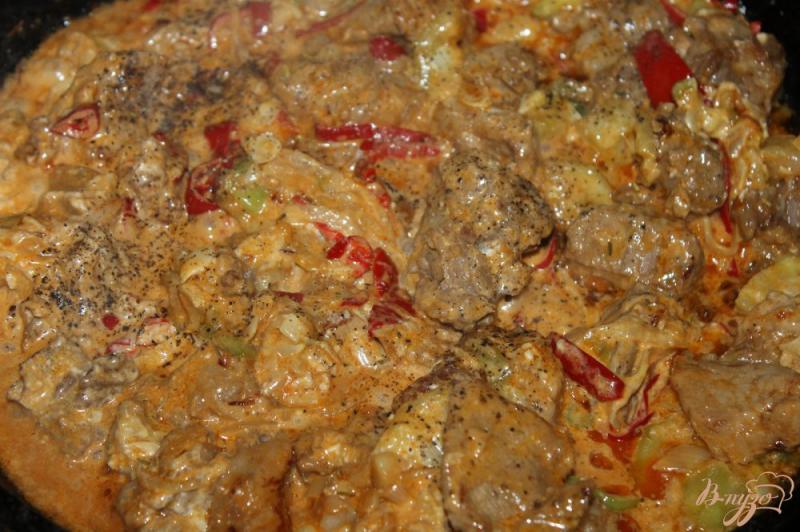 Фото приготовление рецепта: Свинина тушеная с перцем и кабачками в соусе шаг №6