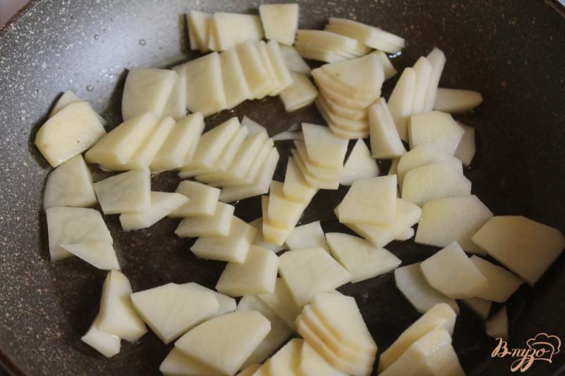 Фото приготовление рецепта: Жареный картофель с колбасой и сыром в яичной заливке шаг №1
