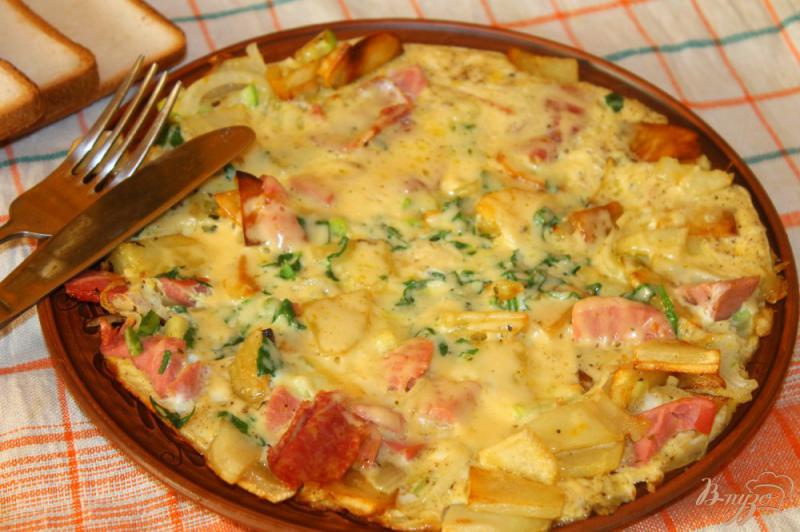 Фото приготовление рецепта: Жареный картофель с колбасой и сыром в яичной заливке шаг №7