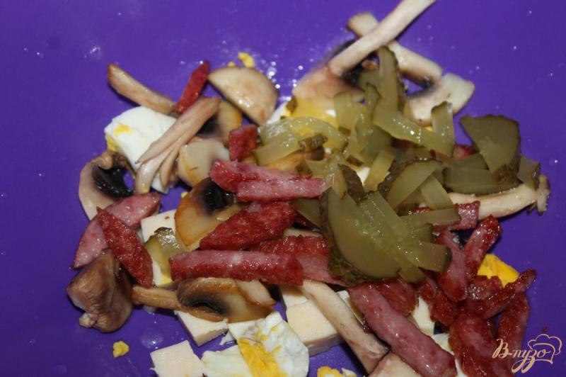 Фото приготовление рецепта: Салат с жареными грибами, картофелем, колбасой и сухариками шаг №4