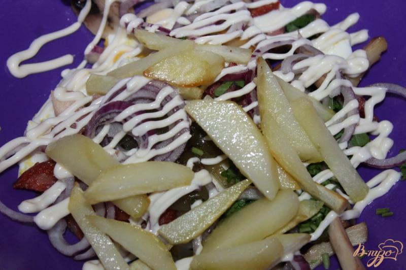 Фото приготовление рецепта: Салат с жареными грибами, картофелем, колбасой и сухариками шаг №6