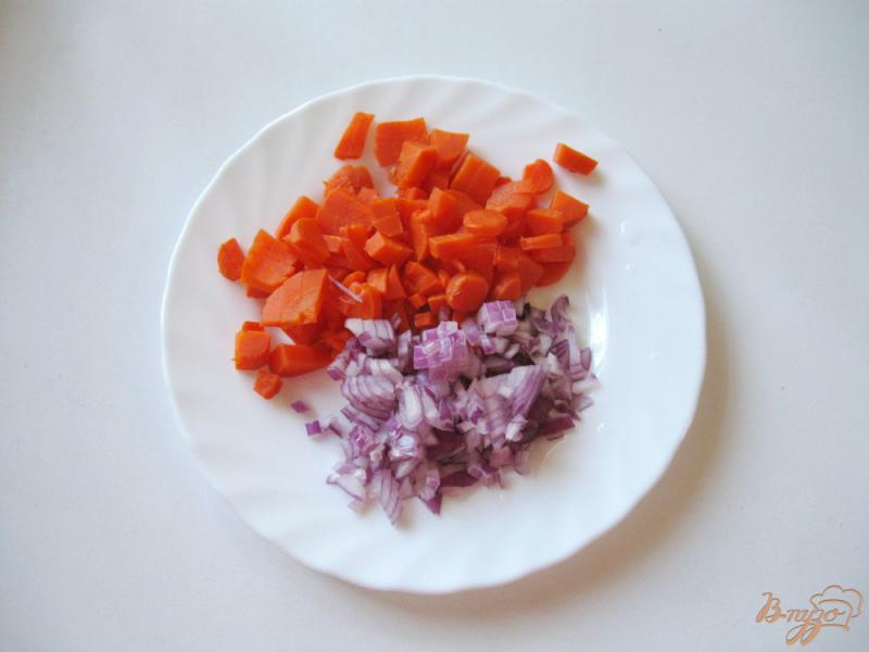 Фото приготовление рецепта: Куриный салат со свеклой и морковью шаг №3