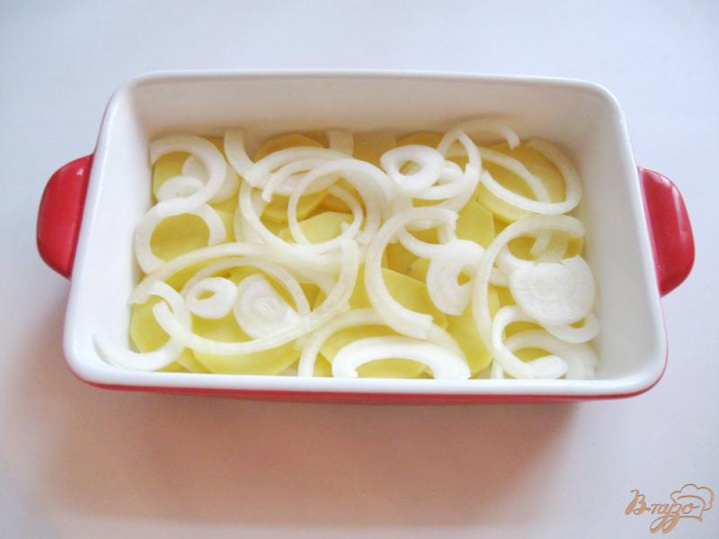 Фото приготовление рецепта: Картофельная запеканка с сосисками и сыром шаг №4
