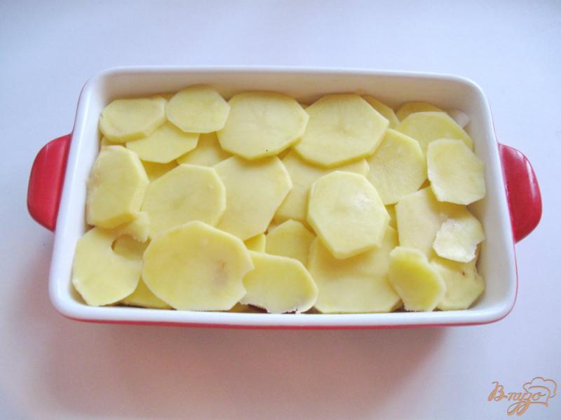 Фото приготовление рецепта: Картофельная запеканка с сосисками и сыром шаг №5
