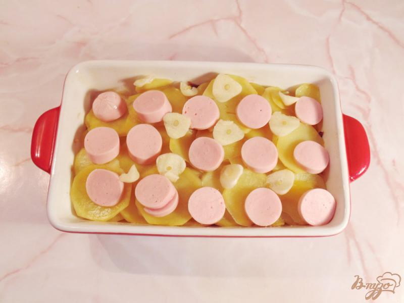Фото приготовление рецепта: Картофельная запеканка с сосисками и сыром шаг №8