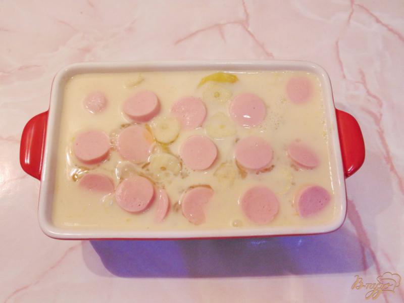 Фото приготовление рецепта: Картофельная запеканка с сосисками и сыром шаг №9