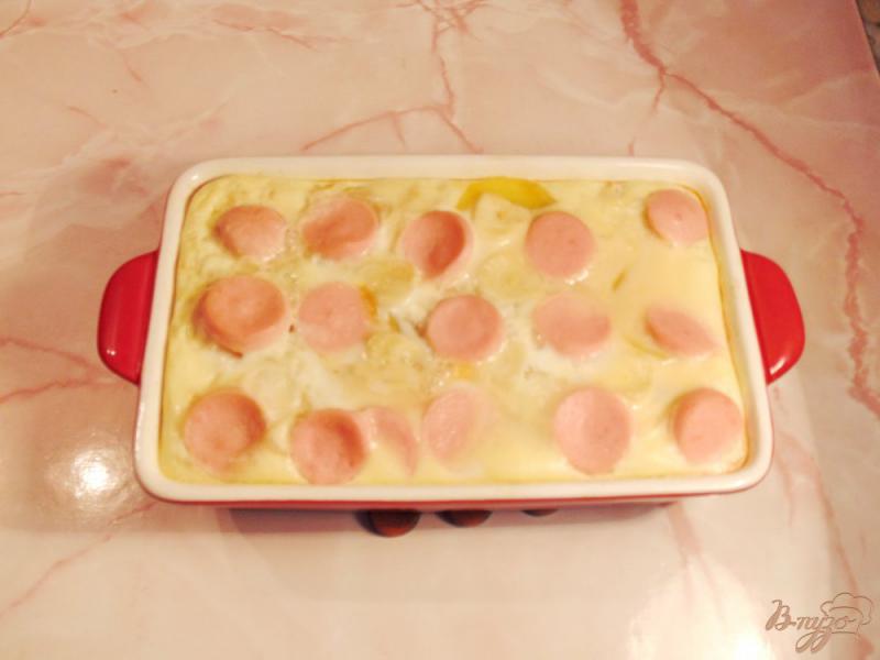Фото приготовление рецепта: Картофельная запеканка с сосисками и сыром шаг №10
