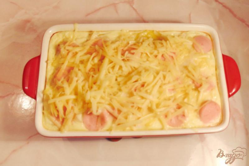 Фото приготовление рецепта: Картофельная запеканка с сосисками и сыром шаг №11