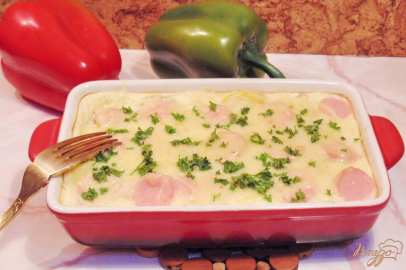 Фото приготовление рецепта: Картофельная запеканка с сосисками и сыром шаг №12