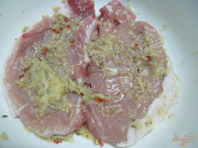 Фото приготовление рецепта: Свиные стейки в имбирном маринаде шаг №3