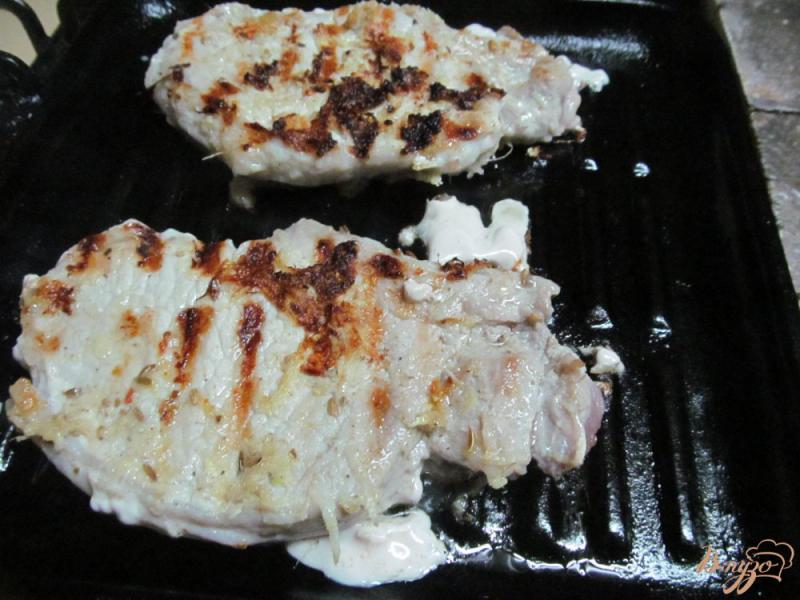 Фото приготовление рецепта: Свиные стейки в имбирном маринаде шаг №4