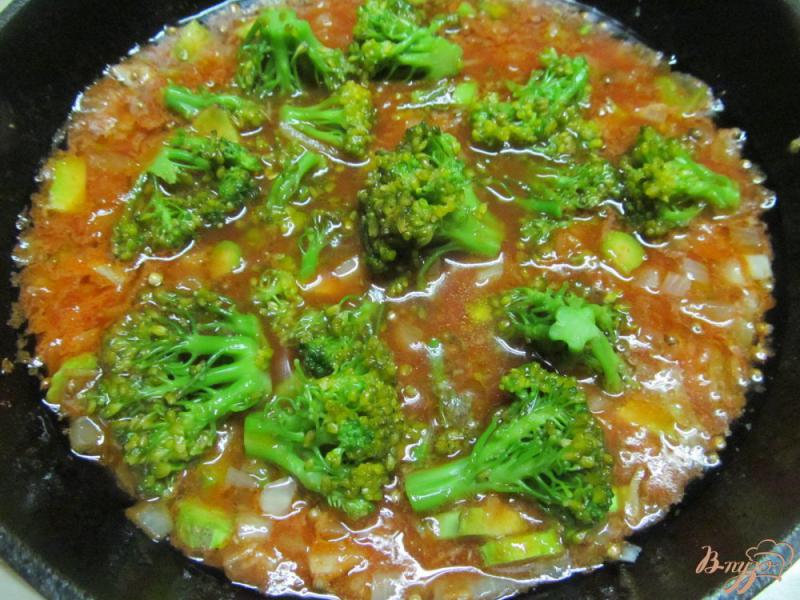 Фото приготовление рецепта: Рагу из брокколи в томатном соусе шаг №7