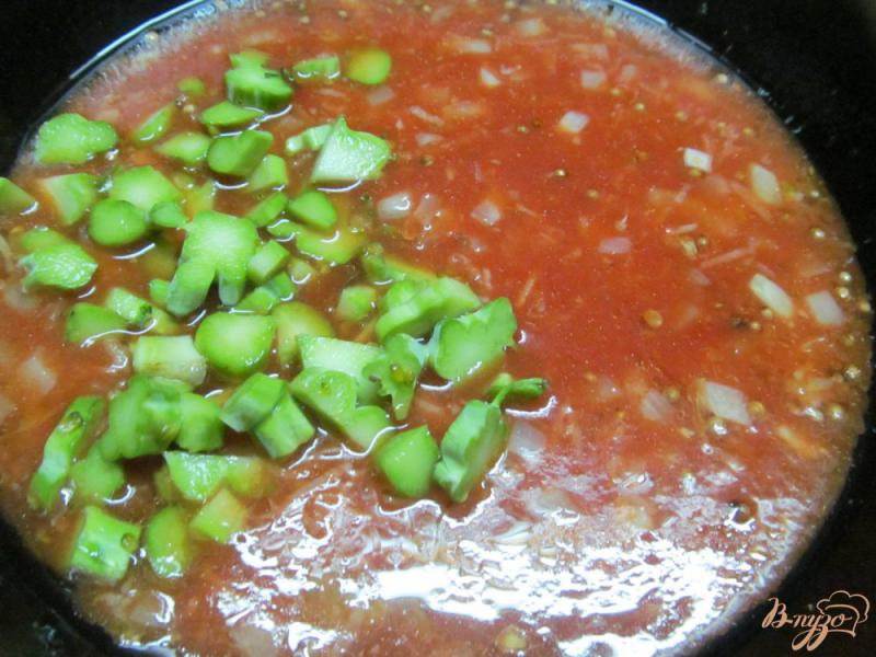 Фото приготовление рецепта: Рагу из брокколи в томатном соусе шаг №6