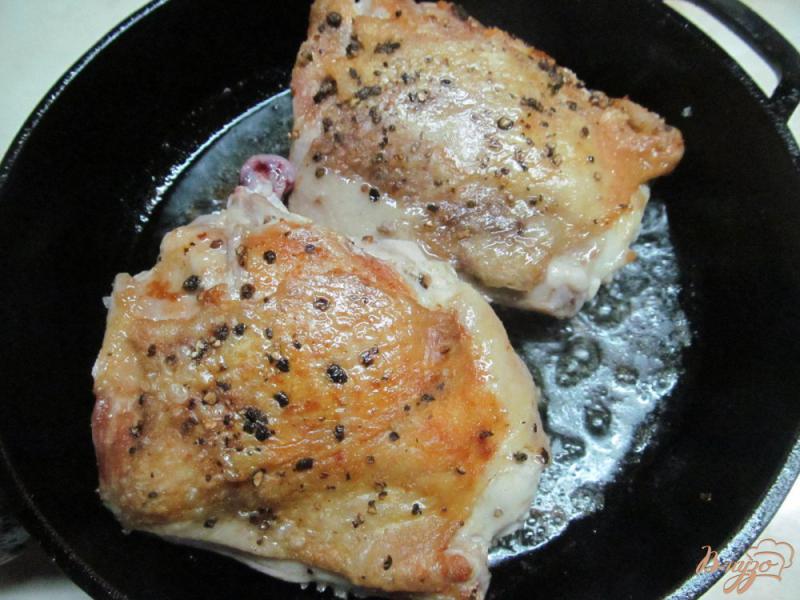 Фото приготовление рецепта: Куриные бедра под зеленым соусом и медом шаг №2