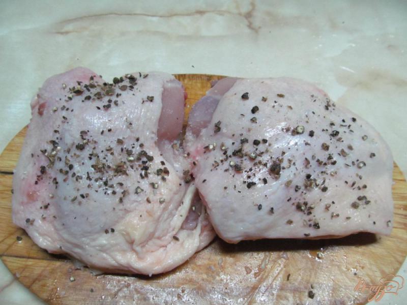 Фото приготовление рецепта: Куриные бедра под зеленым соусом и медом шаг №1